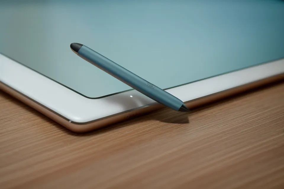 Punta del Apple Pencil tocando la pantalla del iPad activando la función de clonar.